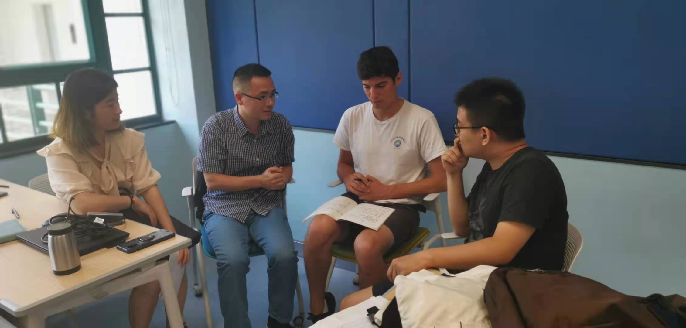 房间里的人们  中度可信度描述已自动生成